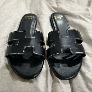 Women’s Crown & Ivy Black Flat Sandals size 9 fits 8.5
